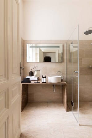 Suite superior | Baño | Secador de pelo, zapatillas, toallas y jabón
