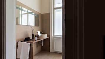 City-Doppelzimmer | Badezimmer | Haartrockner, Hausschuhe, Handtücher, Seife