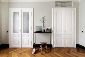 Executive suite | Woonruimte | Een 49-inch flatscreentelevisie met satellietzenders en een televisie