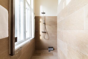 Habitación City doble | Baño | Secador de pelo, zapatillas, toallas y jabón