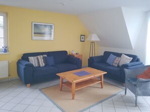 TV, stereo - Quietly situated maisonette apartment in Prerow, 4 pers., parking lot, WLAN, laundry incl. (Ostseebad Prerow)