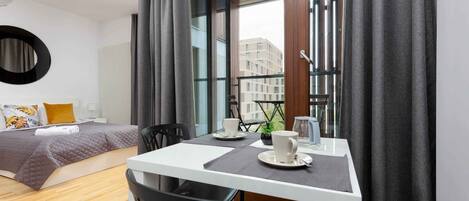 Tabla de planchar con plancha, wifi y ropa de cama