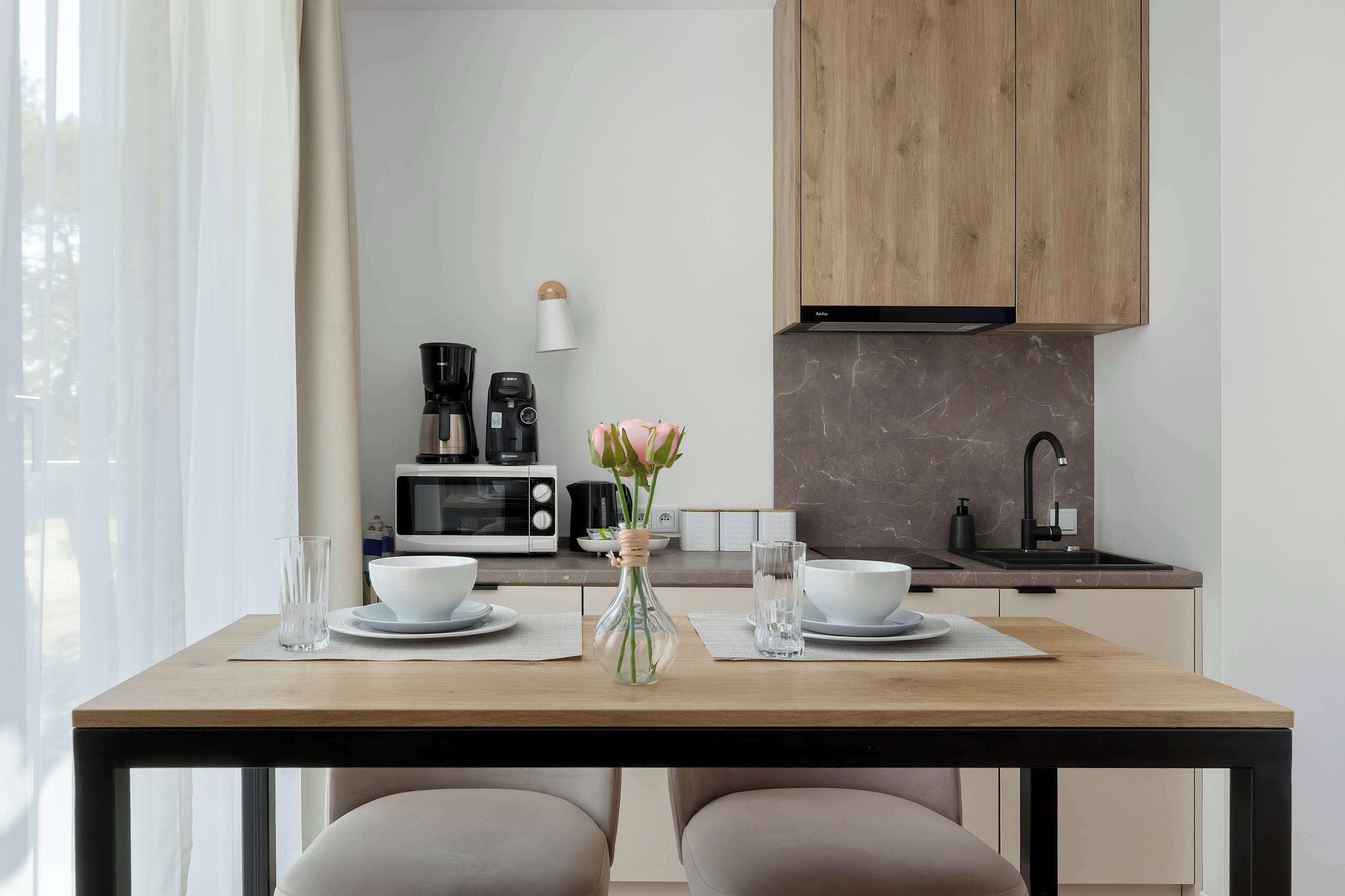 Wasserkocher mit Kaffee-/Teezubehör, Kühlschrank, Mikrowelle, Herdplatte