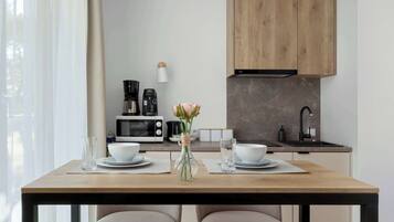 Wasserkocher mit Kaffee-/Teezubehör, Kühlschrank, Mikrowelle, Herdplatte
