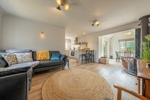 TV, fireplace - Castle Bungalow, Thornham, Norfolk (Thornham)