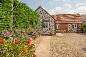 Exterior - Castle Bungalow, Thornham, Norfolk (Thornham)