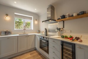 Mikrobølgeovn, oppvaskmaskin og høy barnestol