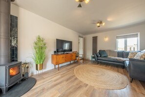 TV, fireplace - Castle Bungalow, Thornham, Norfolk (Thornham)