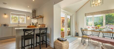 Mikrowelle, Geschirrspüler, Hochstuhl