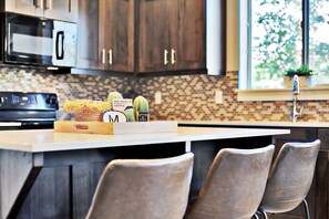 Een koelkast, een magnetron, een oven, een kookplaat