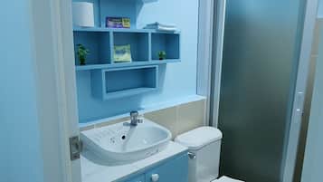 Regadera, toallas, jabón, papel de baño