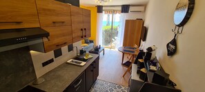 Kühlschrank, Mikrowelle, Herdplatte, Geschirrspüler