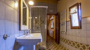 Combined shower/tub, hair dryer, towels, soap