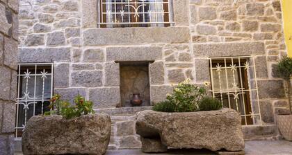 Casa piedra en Parque Natural de la Sierra del Guadarrama decoración campestre