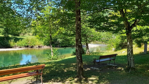 A park with a river, benches, and trees. - Modern family&pet friendly villa with private sauna and beach (Bosljiva Loka)