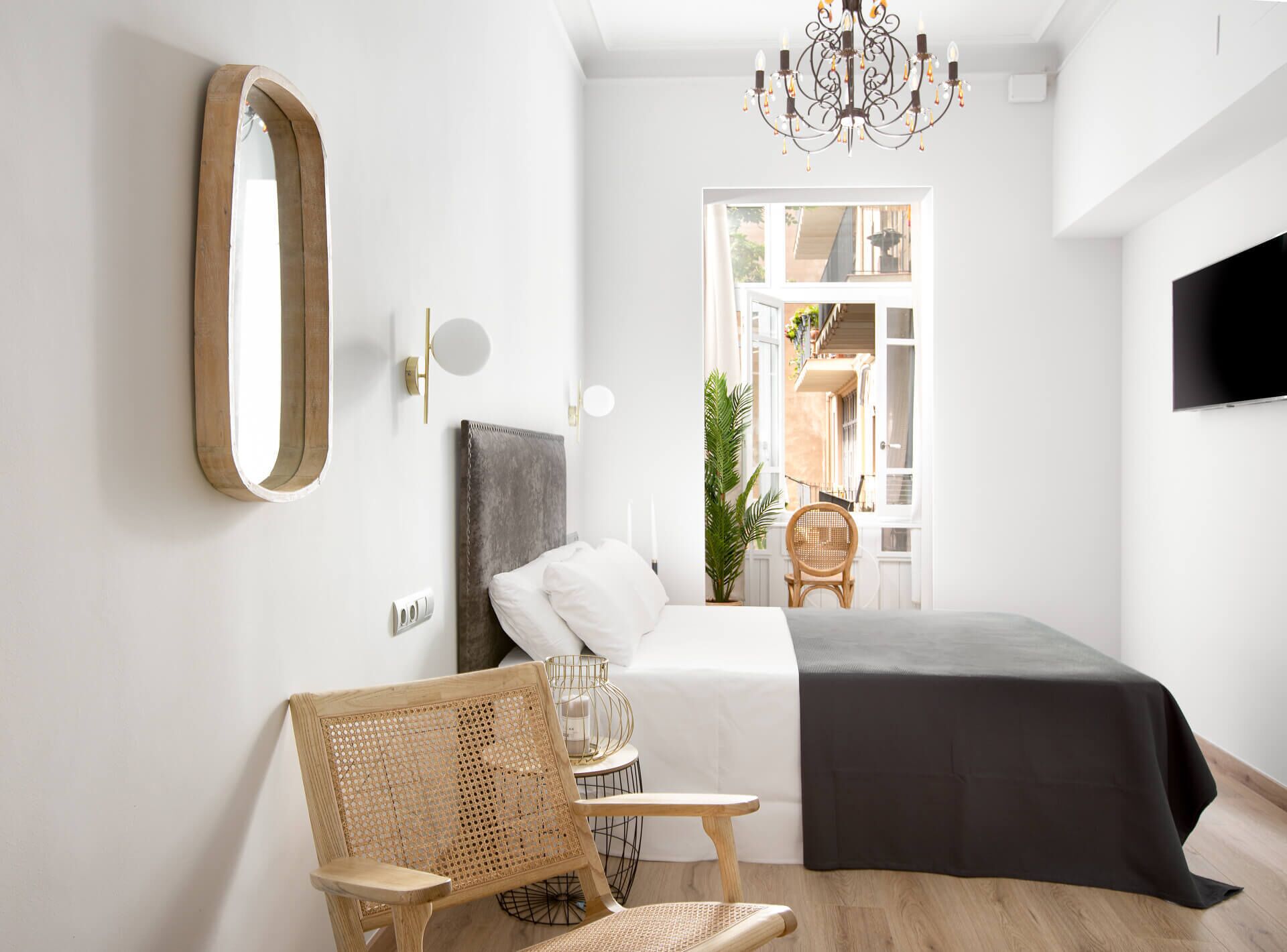 Standaard tweepersoonskamer, 1 queensize bed, uitzicht op tuin | Een kluis op de kamer, een bureau, gratis wifi