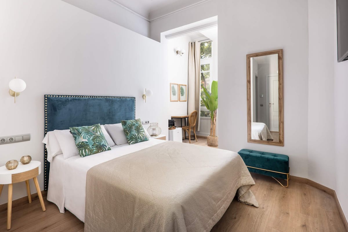 Chambre Double Standard, 1 grand lit, balcon, vue ville | Coffres-forts dans les chambres, bureau, Wi-Fi gratuit