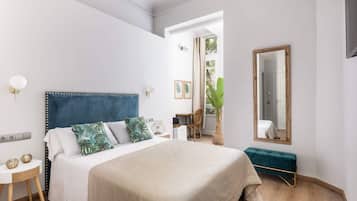 Quarto casal standard, 1 cama Queen, sacada, vista para a cidade | Cofres nos quartos, escrivaninha, Wi-Fi de cortesia