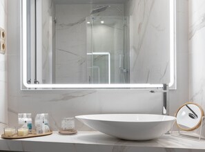 Phòng đôi Tiêu chuẩn, 1 giường cỡ queen, ban công, quang cảnh thành phố | Phòng tắm | Buồng tắm vòi sen, máy sấy tóc, khăn tắm, xà phòng