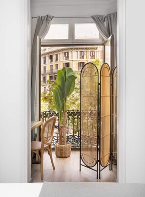 Standard Double Room, 1 Queen Bed, Balcony, City View | In-room safe, desk, free WiFi - La Maison de Barcelone (Barcelona)