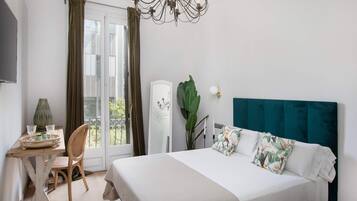 Quarto casal standard, 1 cama Queen, sacada, vista para a cidade | Cofres nos quartos, escrivaninha, Wi-Fi de cortesia