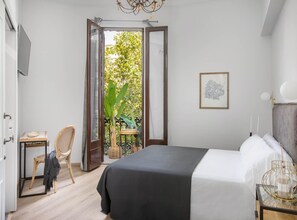 Standard-Doppelzimmer, 1 Queen-Bett, Balkon, Stadtblick | Zimmersafe, Schreibtisch, kostenloses WLAN