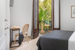 Standard Double Room, 1 Queen Bed, Balcony, City View | In-room safe, desk, free WiFi - La Maison de Barcelone (Barcelona)
