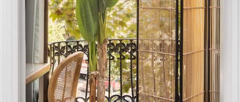 Quarto casal standard, 1 cama Queen, sacada, vista para a cidade | Cofres nos quartos, escrivaninha, Wi-Fi de cortesia