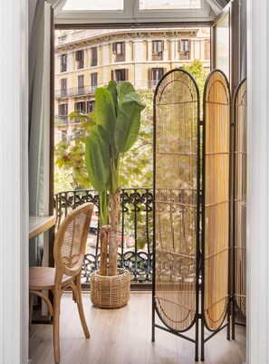 Standard Double Room, 1 Queen Bed, Balcony, City View | In-room safe, desk, free WiFi - La Maison de Barcelone (Barcelona)