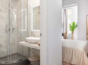 Standard Double Room, 1 Queen Bed, Garden View | In-room safe, desk, free WiFi - La Maison de Barcelone (Barcelona)