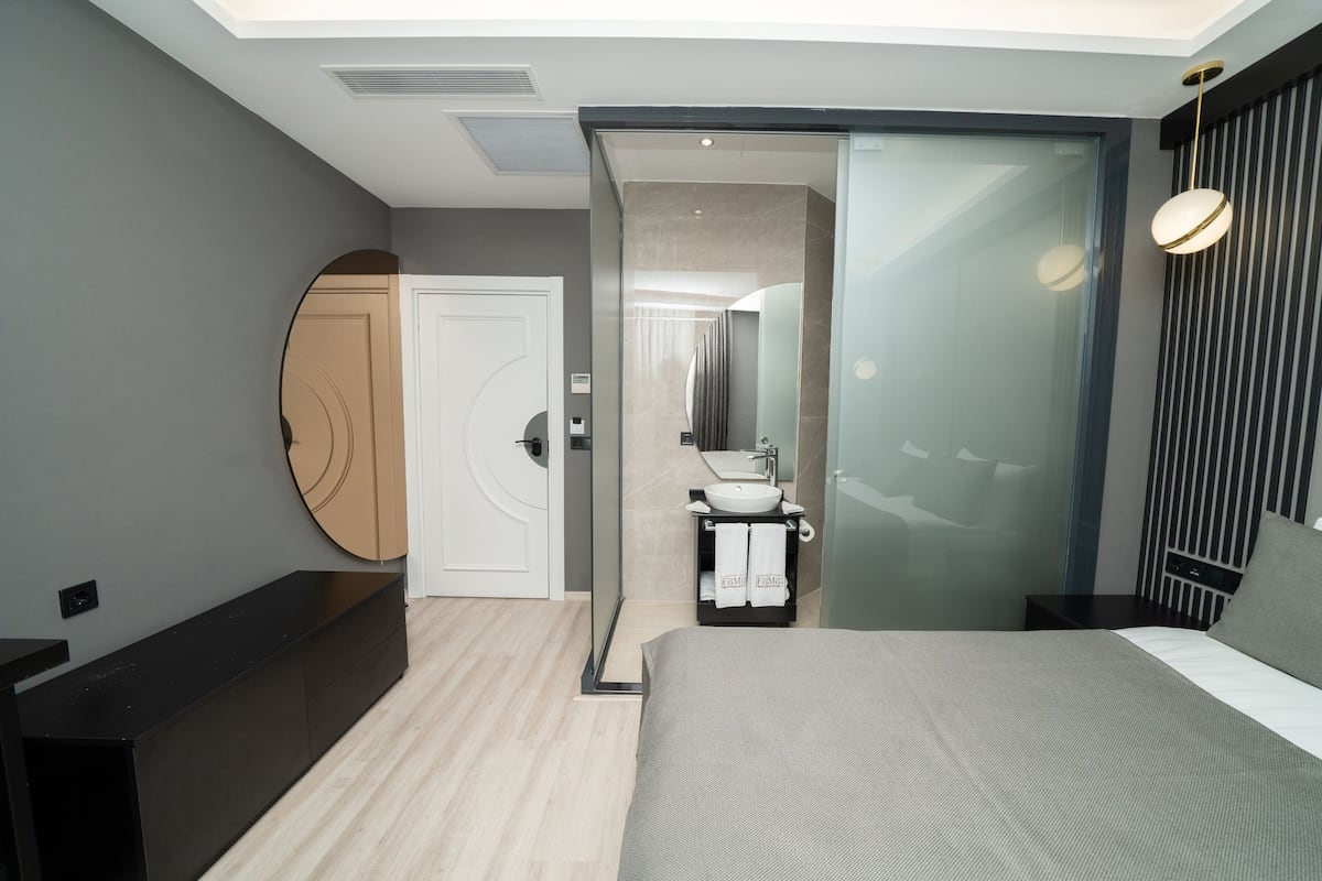 Standard Room, 1 Katil Ratu (Queen), Terrace | Bar mini, peti besi dalam bilik, dihias secara berasingan, meja