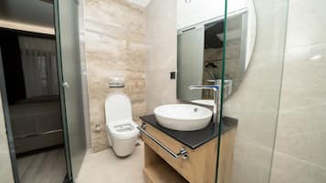 Habitación estándar con 2 camas individuales | Baño | Regadera, regadera tipo lluvia, amenidades de baño gratuitas