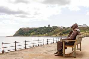 Property grounds - Bay View - Amazing Location ,dog friendly, 10 mins to the beach and town. (Scarborough)