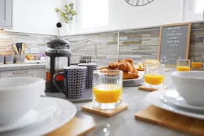 Dining - Bay View - Amazing Location ,dog friendly, 10 mins to the beach and town. (Scarborough)