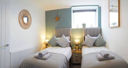 Bay View - Amazing Location with Sea Views!