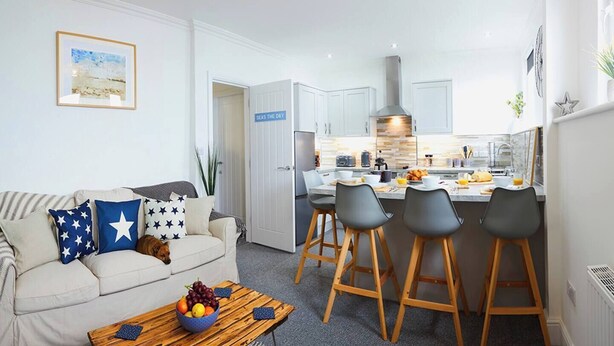 A modern apartment with a living room, kitchen, and dining area. - Bay View - Amazing Location ,dog friendly, 10 mins to the beach and town. (Scarborough)