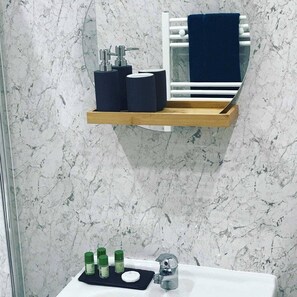 Combined shower/tub, hair dryer, towels