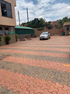 Free self-parking - Avesta Hotel (Kampala)