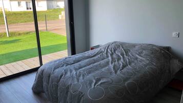 3 habitaciones y tabla de planchar con plancha