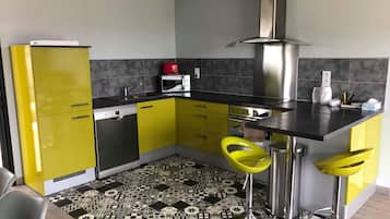Refrigerador, microondas, horno y parrilla de estufa