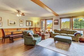 Smart TV, fireplace, DVD player - Beautifully redecorated condo offers lots of amenities. Hummingbird Corner! (Canaan Valley)