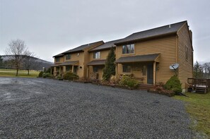 Exterior - Beautifully redecorated condo offers lots of amenities. Hummingbird Corner! (Canaan Valley)
