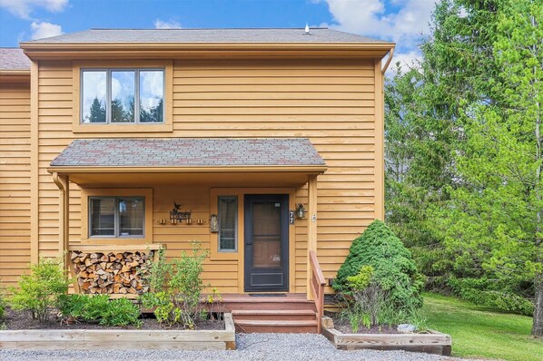 Exterior detail - Beautifully redecorated condo offers lots of amenities. Hummingbird Corner! (Canaan Valley)