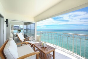 Property grounds - LUXURY DIRECT OCEANFRONT! Fully Renovated! Free Parking! Sleeps 6 (Honolulu)