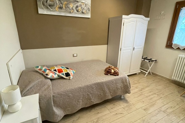 3 dormitorios, tabla de planchar con plancha, cuna de viaje