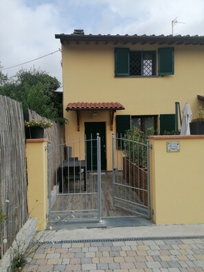 Exterior - The House of Swallows (Toscana)