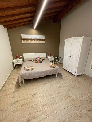 3 bedrooms, iron/ironing board, travel cot, free WiFi - The House of Swallows (Toscana)