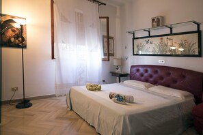 2 عدّة غرف نوم ومكواة/لوح كي وسرير سفر وواي فاي