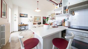 Frigorifero, microonde, forno, piano cottura