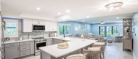 Refrigerador, microondas, horno y parrilla de estufa